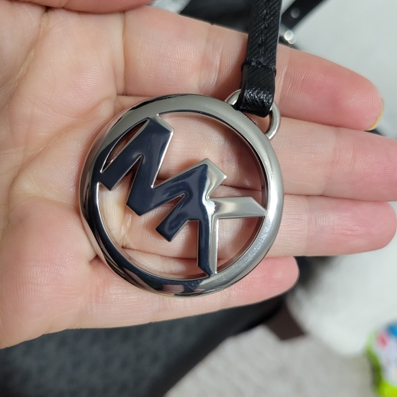 Michael kors tote and wallet - Picture 6 of 8